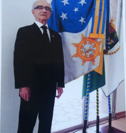 O Comodoro Alvaro José de Almeida Júnior com o recém-inaugurado estandarte da Marinha Mercante.