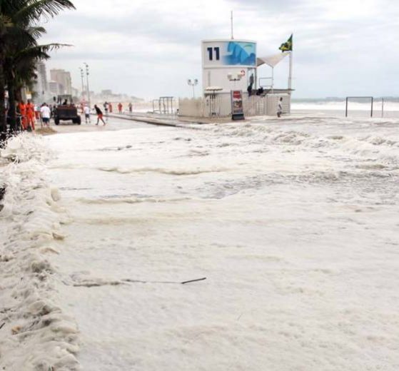 Ressaca na Praia do Leblon