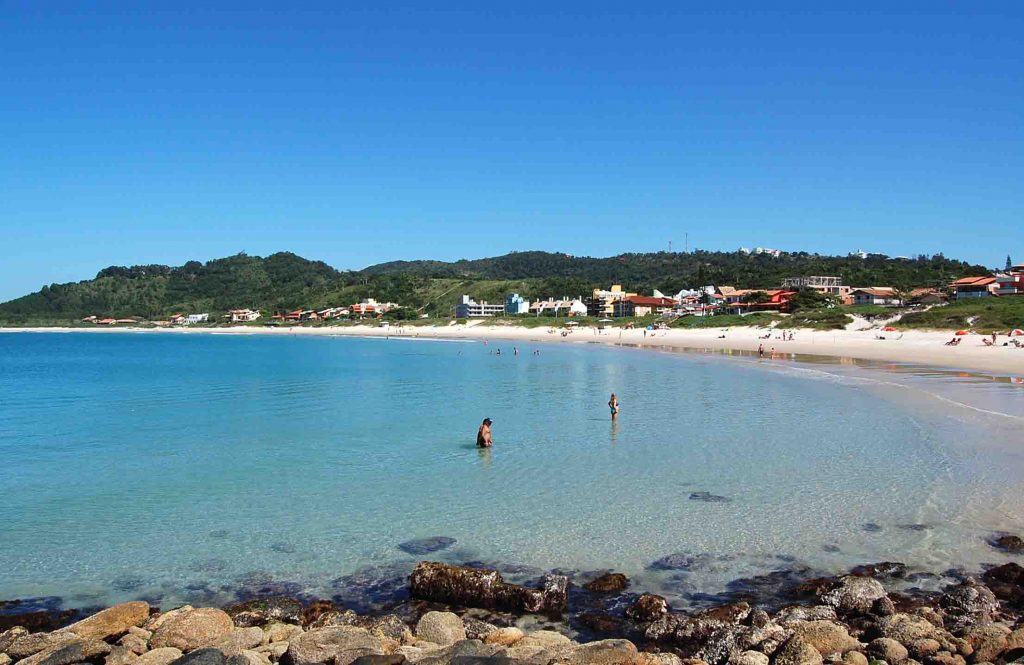 As 10 Praias Mais Bonitas do Brasil - Praia de Quatro Ilhas (SC)