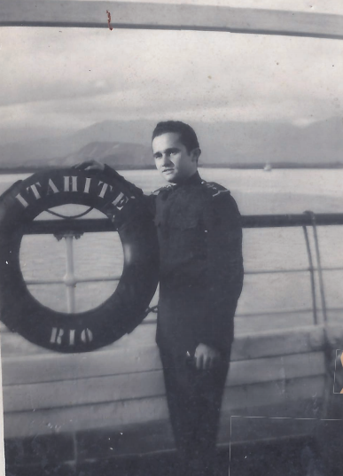 2º Oficial de Náutica Alvaro no navio de passageiros “Itahité”. 