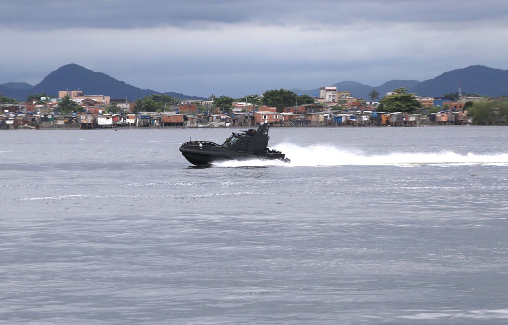 Lancha 'Mangangá', da Marinha do Brasil, pode atingir até 70 Km/h — Foto: José Claudio Pimentel/G1